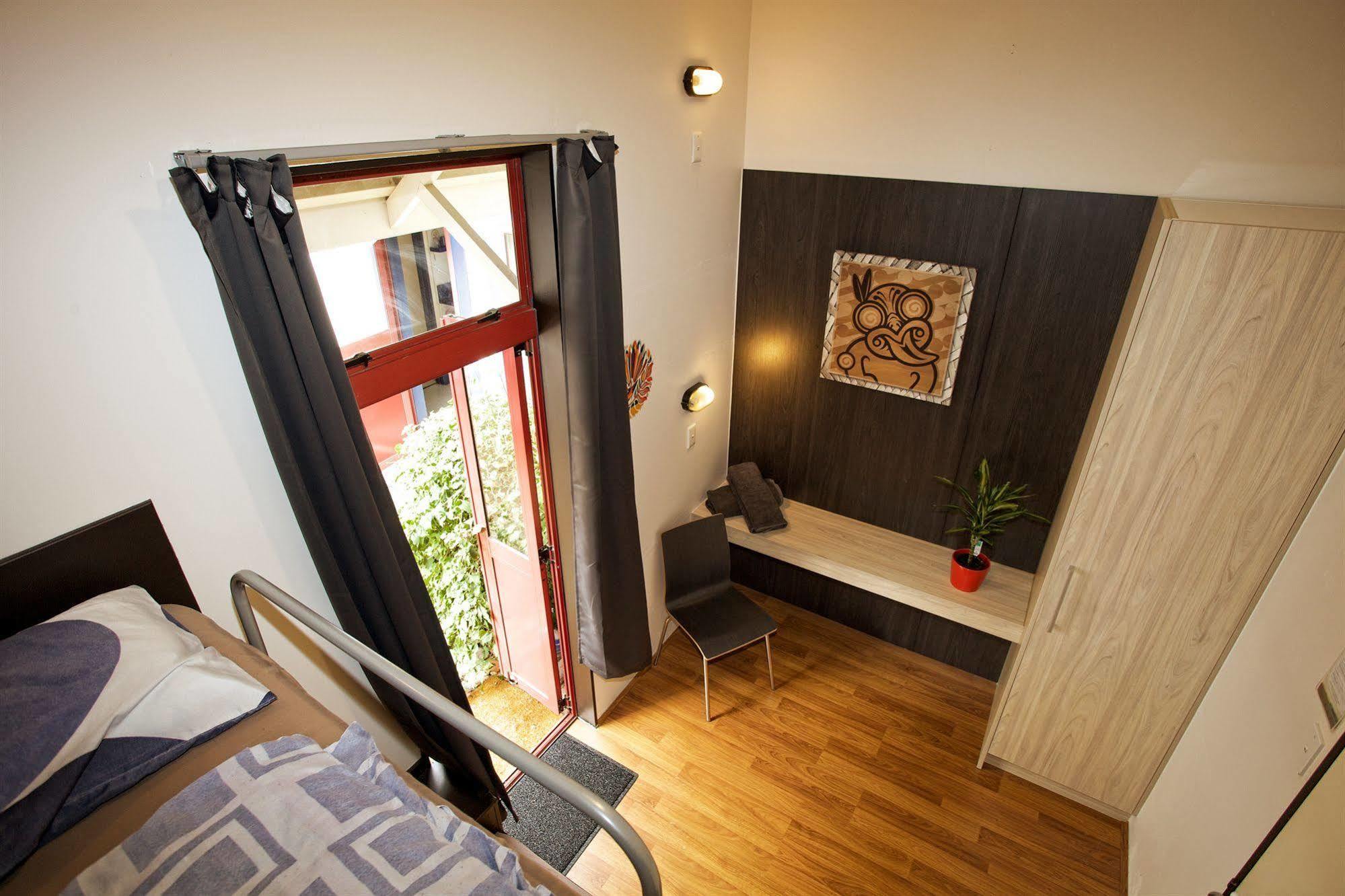 Stables Lodge Backpackers Нейпиър Екстериор снимка