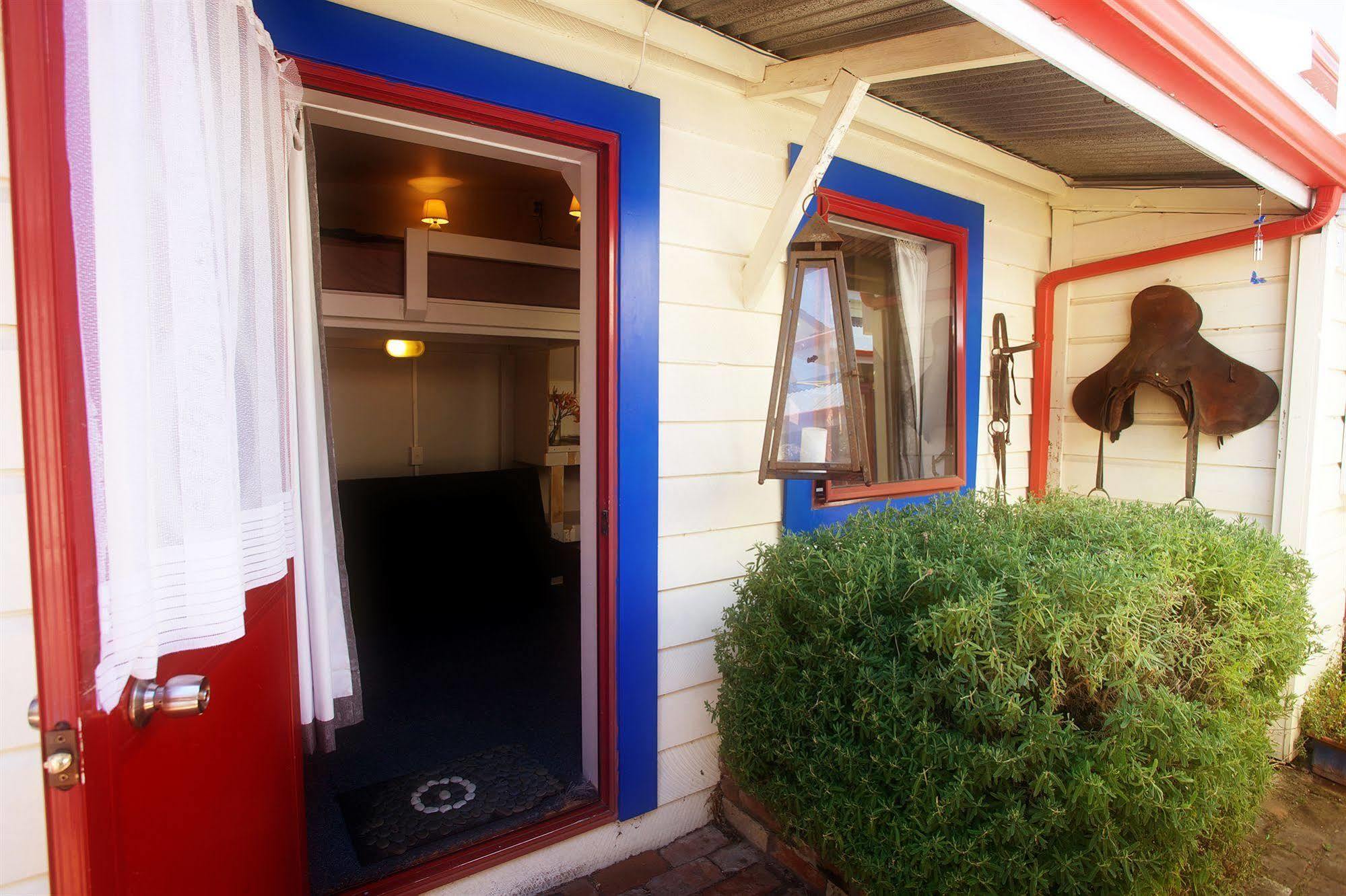 Stables Lodge Backpackers Нейпиър Екстериор снимка